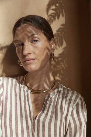 marksandspencer_SS24_Len_T520697_nabirane pruhovane midaxi saty_hneda_1699Kc.jpg